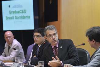 <p>O ministro Arthur Chioro assina portaria que institui o GraduaCEO. Iniciativa permite que cursos de odontologia façam procedimentos de saúde bucal pelo SUS</p>