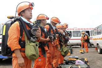 Equipe de resgate se prepara para a retirada de soterrados após explosão de mina na China