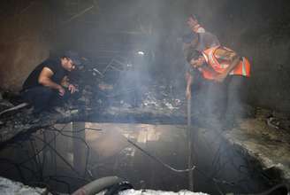 <p>Homens inspecionam local onde dois palestinos foram mortos nesta ter&ccedil;a-feira pelo Ex&eacute;rcito de Israel</p>