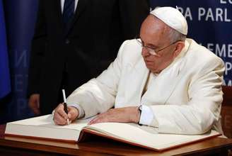 <p>Papa Francisco assina livro em cerimônia no Parlamento Europeu em Estrasburgo, na terça-feira.</p>