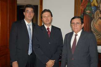 <p>O juiz Marcelo Testa Baldochi (ao centro) diz que a companhia praticou <em>overbooking</em>.</p>