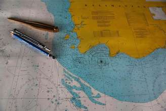<p>Mapa com possível localização dos destroços é visto dentro de um navio de busca e salvamento no porto de Kumai, na Indonésia</p>
