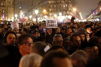 Investigadores examinam área de atentado perto da redação da revista Charlie Hebdo, em Paris, na França, nesta quarta-feira. 07/01/2015