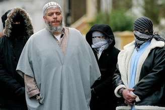 Foto de arquivo do clérigo Abu Hamza al-Masri, datada de 7 de fevereiro de 2003. 07/02/2003