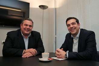 <p>Líder do partido de esquerda Syriza, Alexis Tsipras, recebe o líder do partido de direita Gregos Independentes, Panos Kammenos, em Atenas</p>