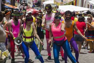 Grupo de 15 amigos ironiza movimentos aeróbicos durante o Carnaval