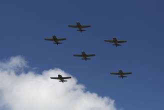 Aviões de combate Super Tucano da Força Aéra da Colômbia em voo de demonstração. 24/02/2015