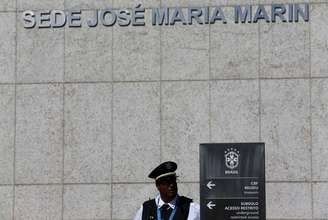 Combinação de fotos da fachada do prédio da CBF no Rio de Janeiro com e sem o nome "José Maria Marin". 27/05/2015
