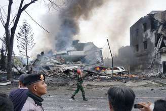 Pelo menos 30 pessoas morrem em acidente aéreo na Indonésia 