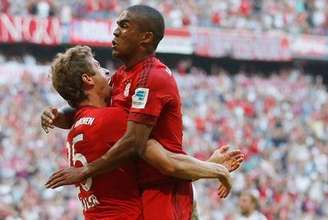 Douglas comemora gol do Bayern com Muller