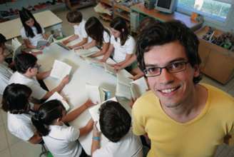 Missão do professor Luis Junqueira é ajudar as crianças a publicarem seus próprios livros