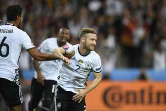 Germânicos fizeram 2 a 0, com gols de Mustafi e Schweinsteiger
