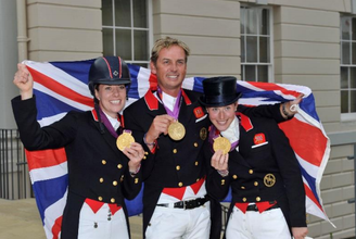 A equipe da Grã-Bretanha ganhadora da medalha de ouro em Adestramento nas Olimpíadas de Londres 2012