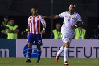 Contra o Paraguai, Vidal deixou o seu. Mas o Chile perdeu. Nesta terça, o apoiador (que se desentendeu com o técnico Pizzi por um bobagem) tenta levar o time ao triunfo contra a Bolívia (Norberto DUARTE / AFP)