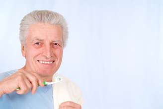 Não escovar os dentes diariamente e esquecer a higienização após as refeições contribuem para a maior acidez da saliva e surgimento da placa bacteriana, que costumam deixar os dentes mais porosos e com aspecto envelhecido