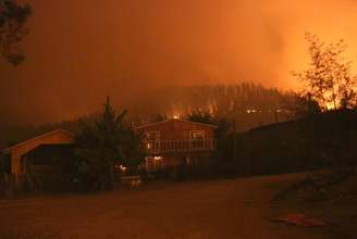 Pelo menos mil imóveis foram arrasados pelo fogo entre a noite da quarta-feira e esta madrugada na cidade de Santa Olga.