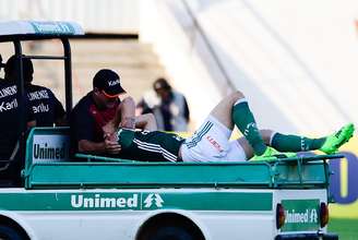 O meia Moisés, do Palmeiras, sofreu uma grave lesão no joelho durante a partida contra o Linense pelo Campeonato Paulista