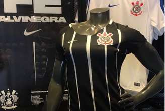 Camisa feminina em exibição na loja Poderoso Timão da Arena Corinthians (Foto: Reprodução/Instagram)