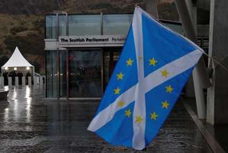 Bandeira da Escócia diante do Parlamento escocês
22/03/2017 REUTERS/Russell Cheyne