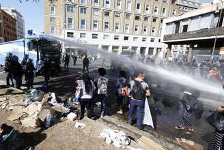 Polícia italiana usa canhões de água para expulsar refugiados acampados em praça, em Roma 24/08/2017 REUTERS/Yara Nardi