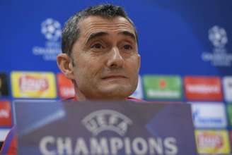 Valverde pediu atenção ao meia Willian (Foto: Lluis Gene / AFP)