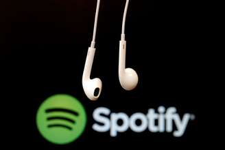 Fones de ouvido em frente ao logo da Spotify em fotoilustração
18/02/2014
REUTERS/Christian Hartmann

