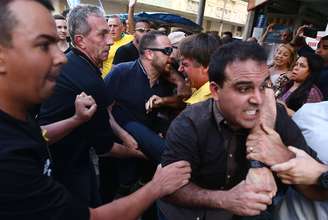 Bolsonaro é carregado para o hospital após ser esfaqueado