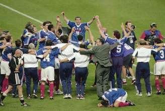Zidane e seus companheiros de time comemoram o título mundial de 1998