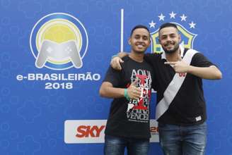 E-Brasileirão Rodrigo "Carabom" e Caíque "Reizinho" posam juntos após a final da seletiva do Vasco. Veja galeria do L!