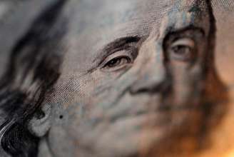 Imagem de Benjamin Franklin na nota de 100 dólares. 9/11/2010 picture illustration.  REUTERS/Yuriko Nakao/File Photo -