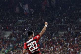 Fernando Uribe em jogo no Maracanã pelo Flamengo 