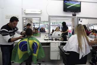 Cabelereiro trabalha em salão em Curitiba
21/06/2014 REUTERS/Stefano Rellandini 