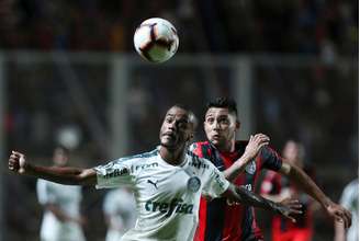 Felipe Pires em ação contra o San Lorenzo