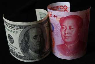 Notas de dólar e de iuan
REUTERS/Petar Kujundzic