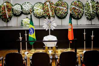 Velório de Roberto Leal teve bandeiras brasileira e portuguesa