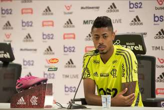 Jogador concedeu entrevista coletiva na manhã desta quinta-feira (Foto: Alexandre Vidal/CRF)