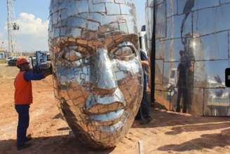 Partes da estátua gigante de Nossa Senhora esperavam a montagem desde 2017, em Aparecida, interior de São Paulo. A Justiça barrou a instalação.