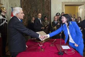 Lucia Azzolina cumprimenta o presidente Sergio Mattarella em sua cerimônia de posse como ministra da Educação