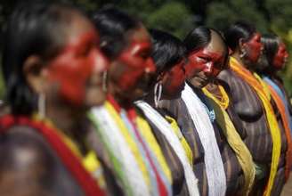 Mulheres do povo caiapó preparam dança em agradecimento a grupo Expedicionários da Saúde na Amazônia
29/04/2011
REUTERS/Ricardo Moraes