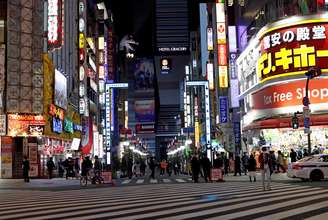 Visão de ruas menos movimentadas que o normal no distrito comercial de Kabukicho em Tóquio
08/04/2020 REUTERS/Issei Kato 