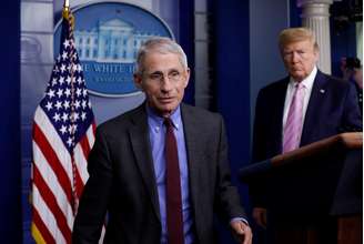 Anthony Fauci é observado pelo presidente dos EUA, Donald Trump, durante briefing à imprensa na Casa Branca
10/04/2020 REUTERS/Yuri Gripas