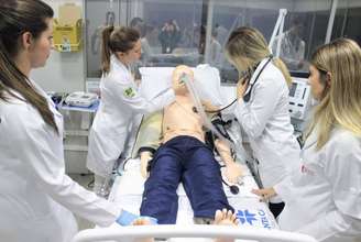 Hospital usa bonecos que respiram para treinar atendimento a pacientes com coronavírus