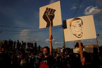 Manifestantes protestam contra racismo em Paris
02/06/2020 REUTERS/Gonzalo Fuentes