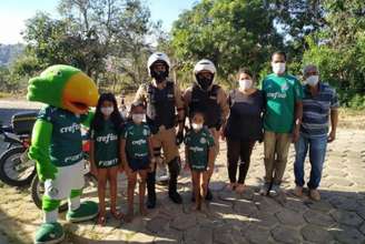 Família do sul de Minas recebeu visita de comitiva palmeirense na última sexta (Divulgação/Polícia Militar)