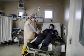Dr. Matias Monteros examina paciente infectado com o novo coronavírus em hospital em Ezeiza, nos arredores de Buenos Aires
24/06/2020
REUTERS/Agustin Marcarian