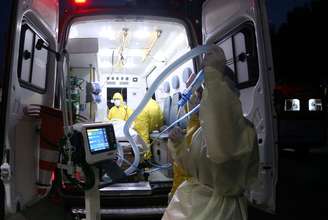 Médico configura respirador para uso em ambulância do Samu
12/05/2020
REUTERS/Rahel Patrasso