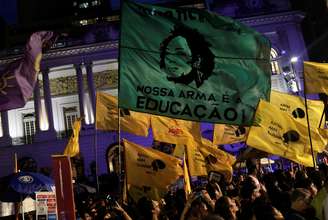 Bandeira com a imagem da vereadora assassinada Marielle Franco durante manifestação para o aniversário do crime no Rio de Janeiro
14/03/2019 REUTERS/Ricardo Moraes