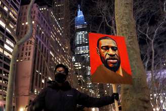 Manifestante segura cartaz com imagem de George Floyd em Nova York
08/03/2021 REUTERS/Shannon Stapleton