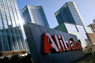 Logotipo do Alibaba em frente ao edifício da companhia em Pequim. 5/1/2021. REUTERS/Thomas Peter