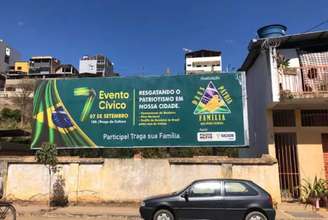 Outdoor traz o logo da PM de Minas Gerais